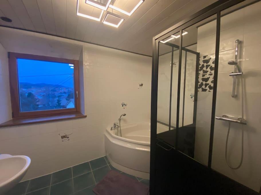 Logement Dans Maison + Exterieur Orchamps-Vennes Esterno foto